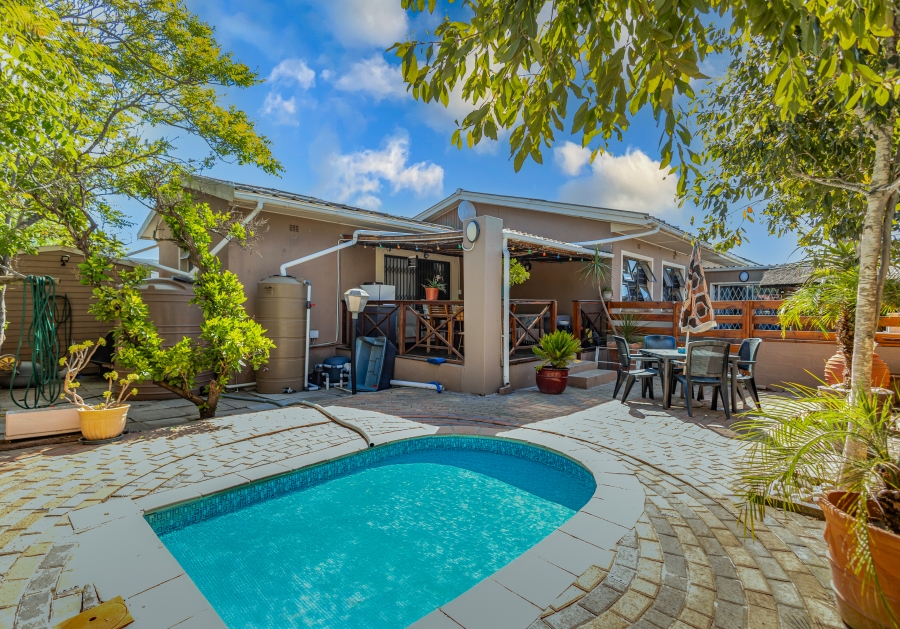 5 Bedroom Property for Sale in Peerless Park Western Cape